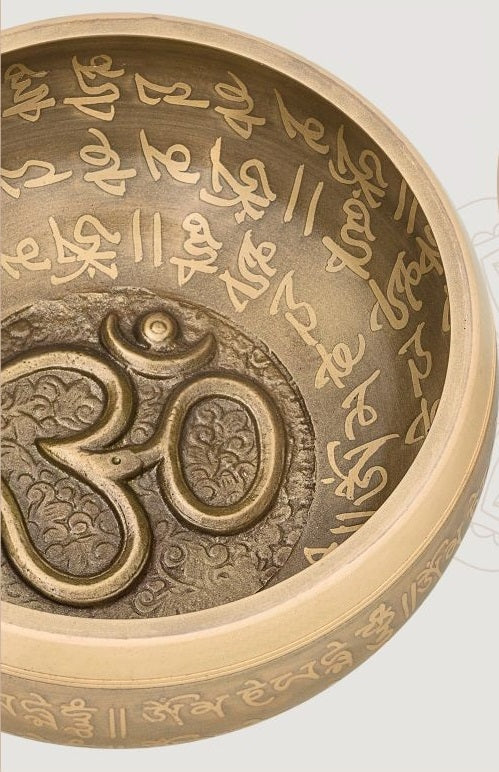 Bol chantant tibétain 13,5 cm – Motifs sanskrit & symbole OM en relief | Set complet